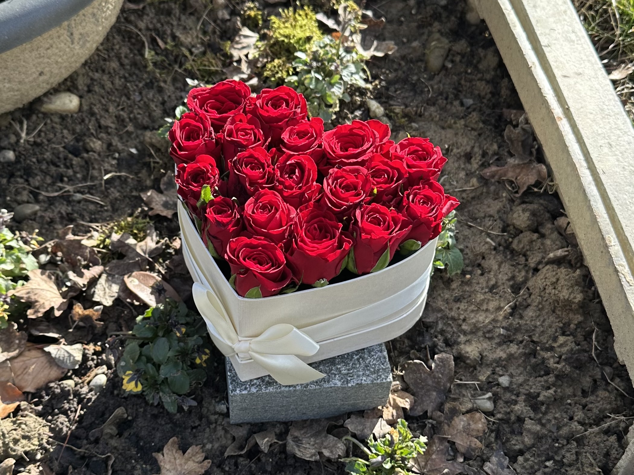 Ein Herz aus Rosen auf dem Grab