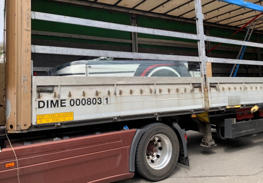 Noch ist er auf dem LKW. Wie kommt er da runter?