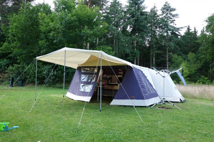 Aufgebauter Combi-Camp Zeltanhänger mit Vorzeit und Sonnensegel. An der Seite ist auch die Gästekabine zu sehen.