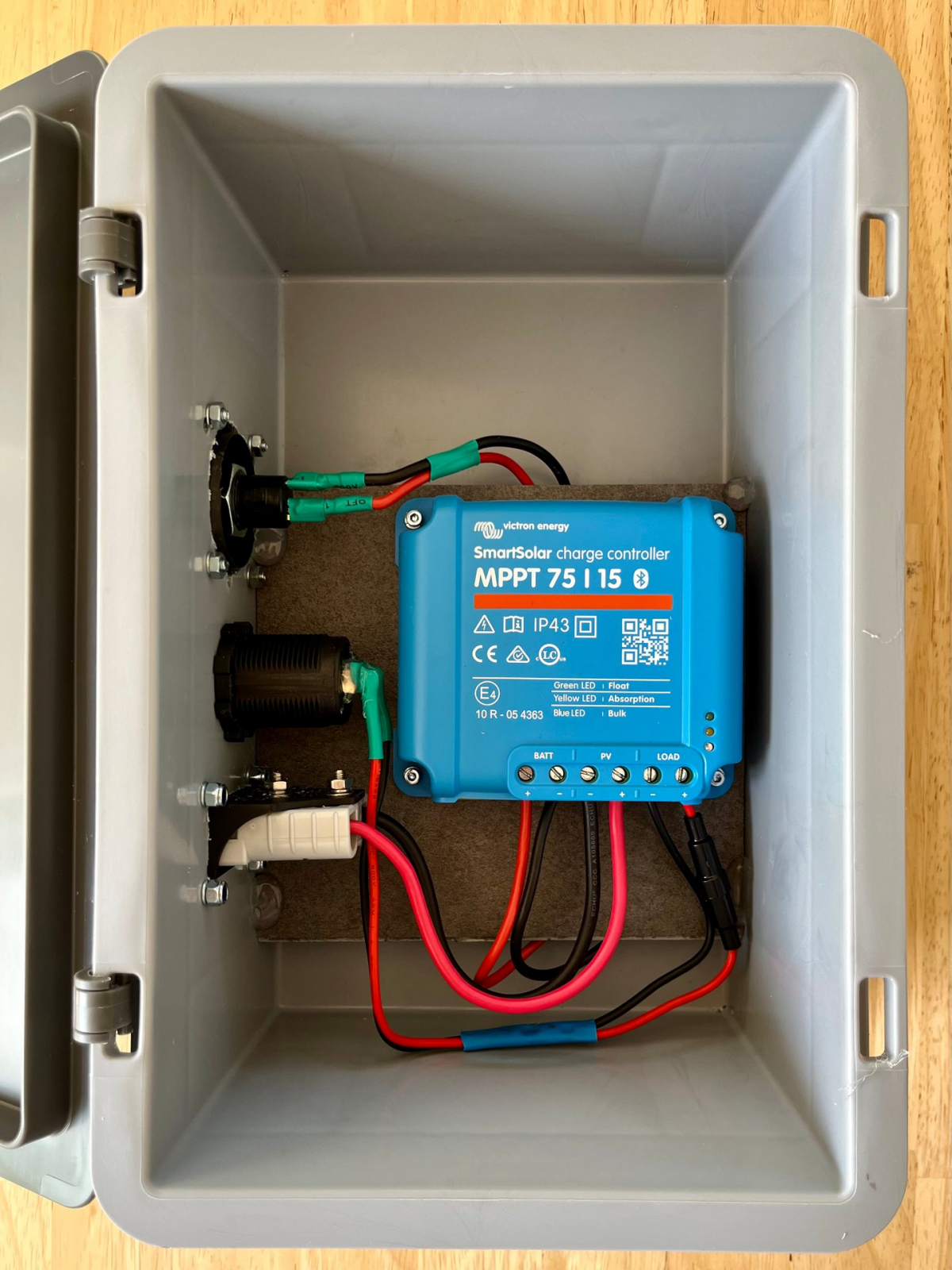 Neu ist noch die 12V Dose dazugekommen.