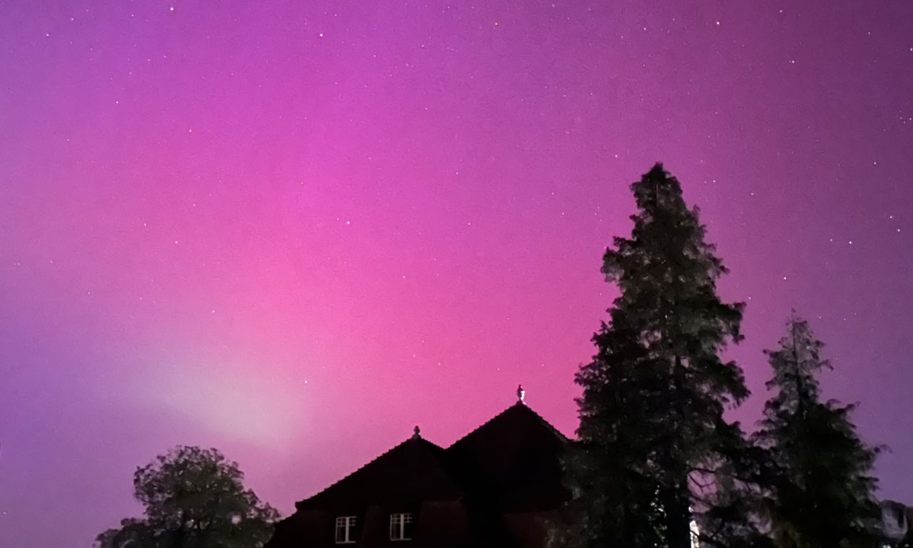 Polarlichtern die den Himmel ganz rot und violett färben