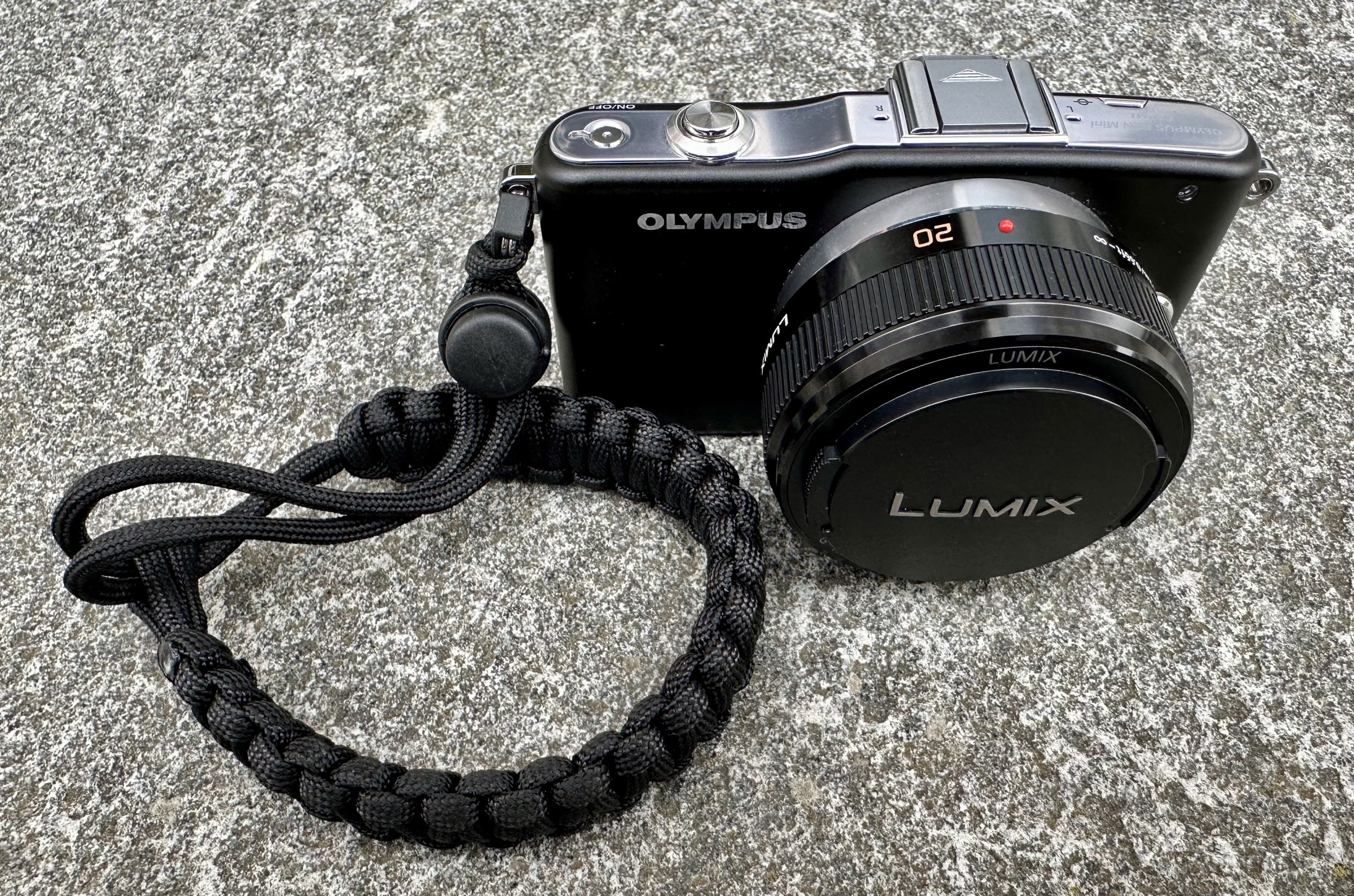 Die Olympus E-PM1 mit dem Panasonic Lumix G 20mm von vorne. 