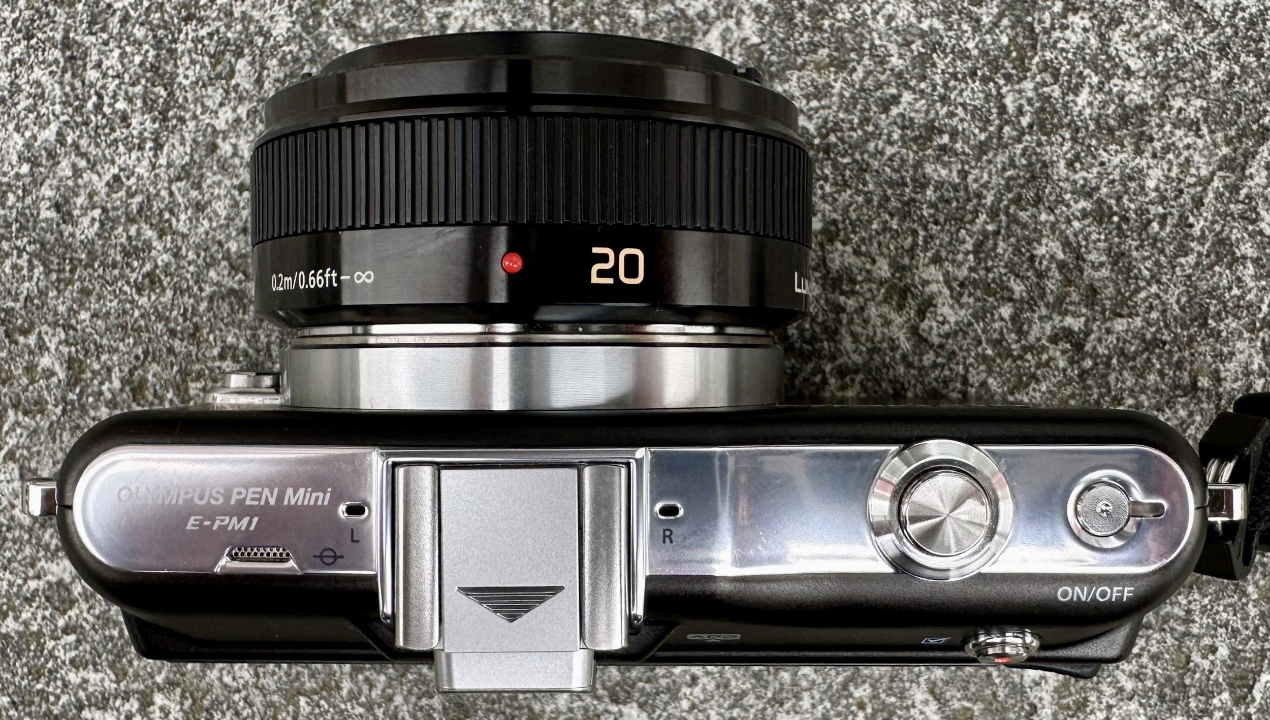 Die Olympus E-PM1 mit dem Panasonic Lumix G 20mm von oben.