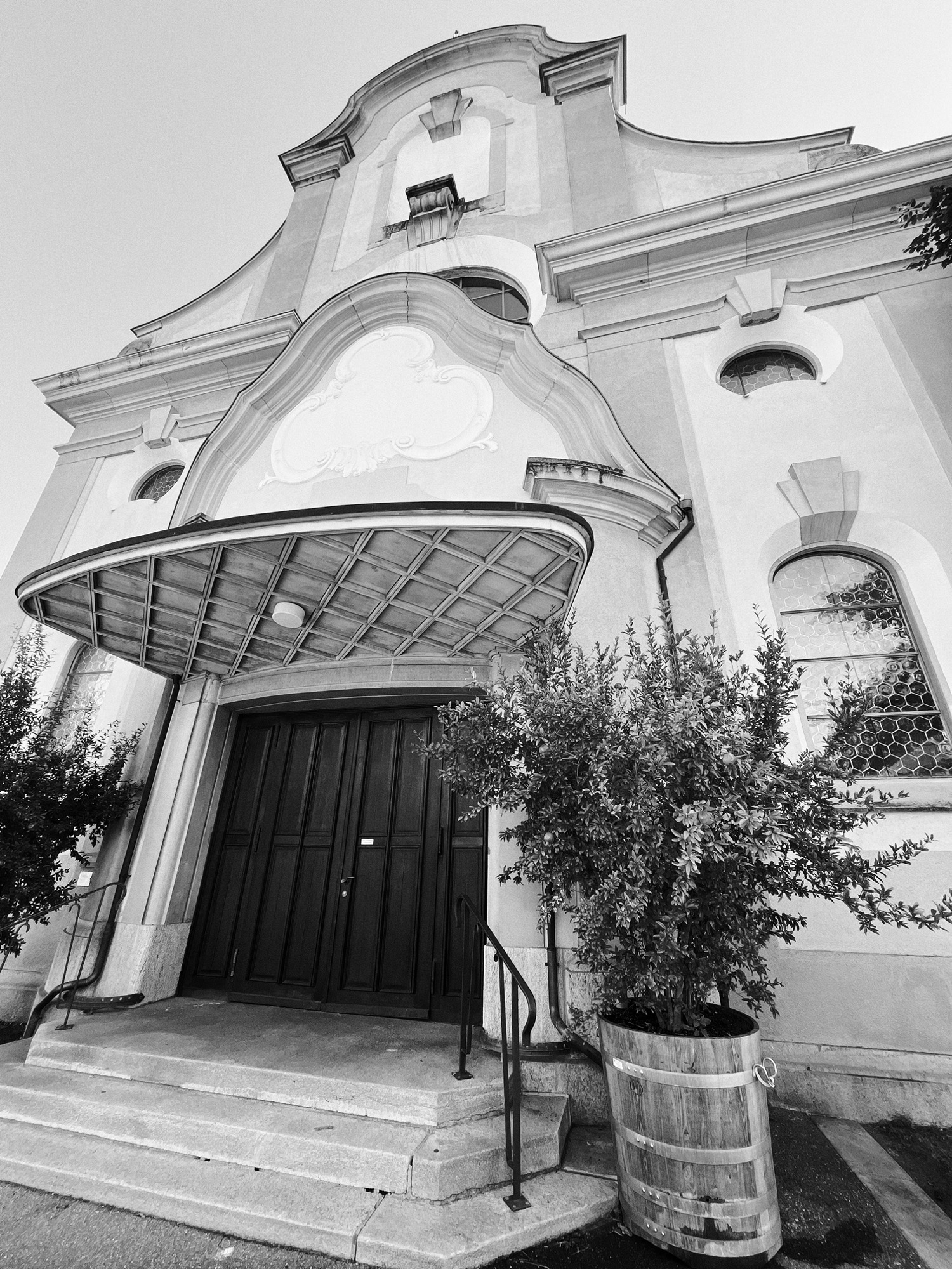 Eingang der katholischen Kirche im Ort.