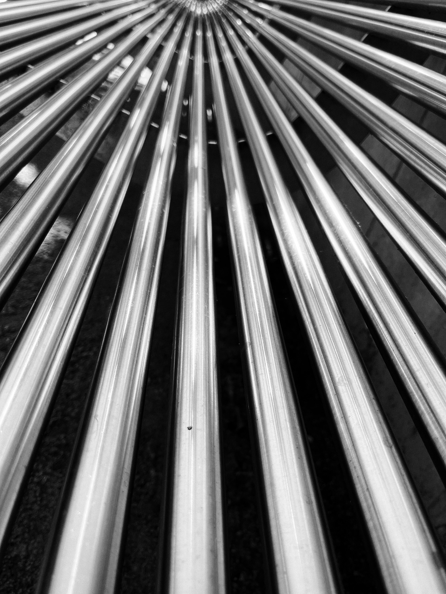 Sitzfläche einer öffentlichen Bank im Ort. 