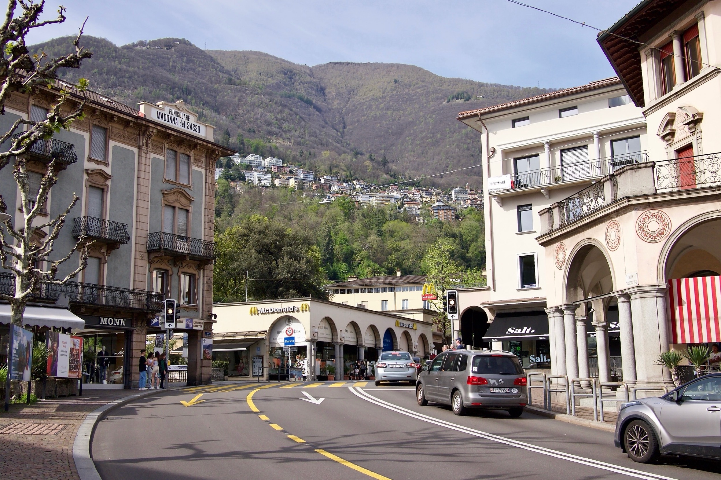 Richtung Bahnhof hoch.