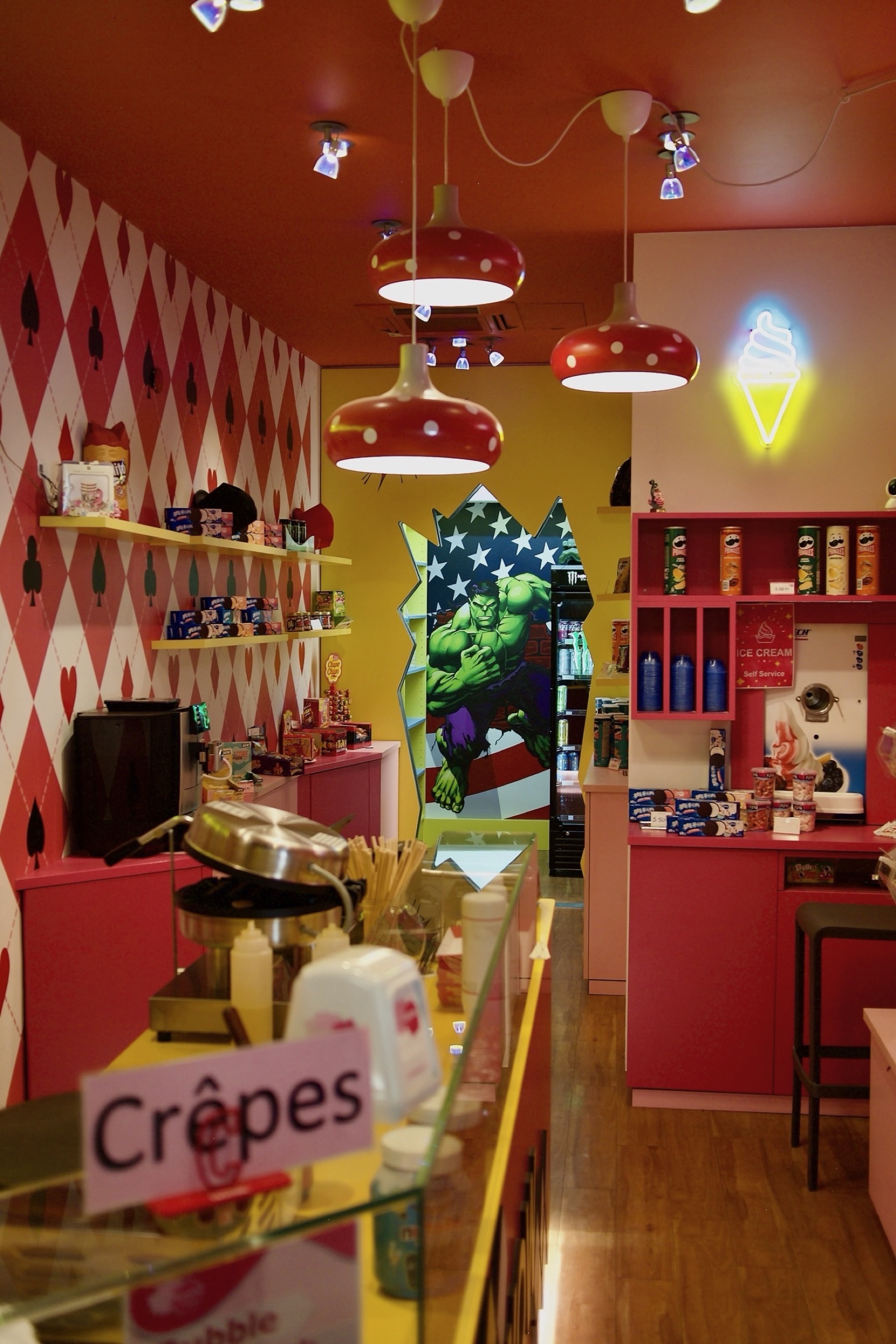 Kleines Geschäft und eine Farbexplosion in einem.