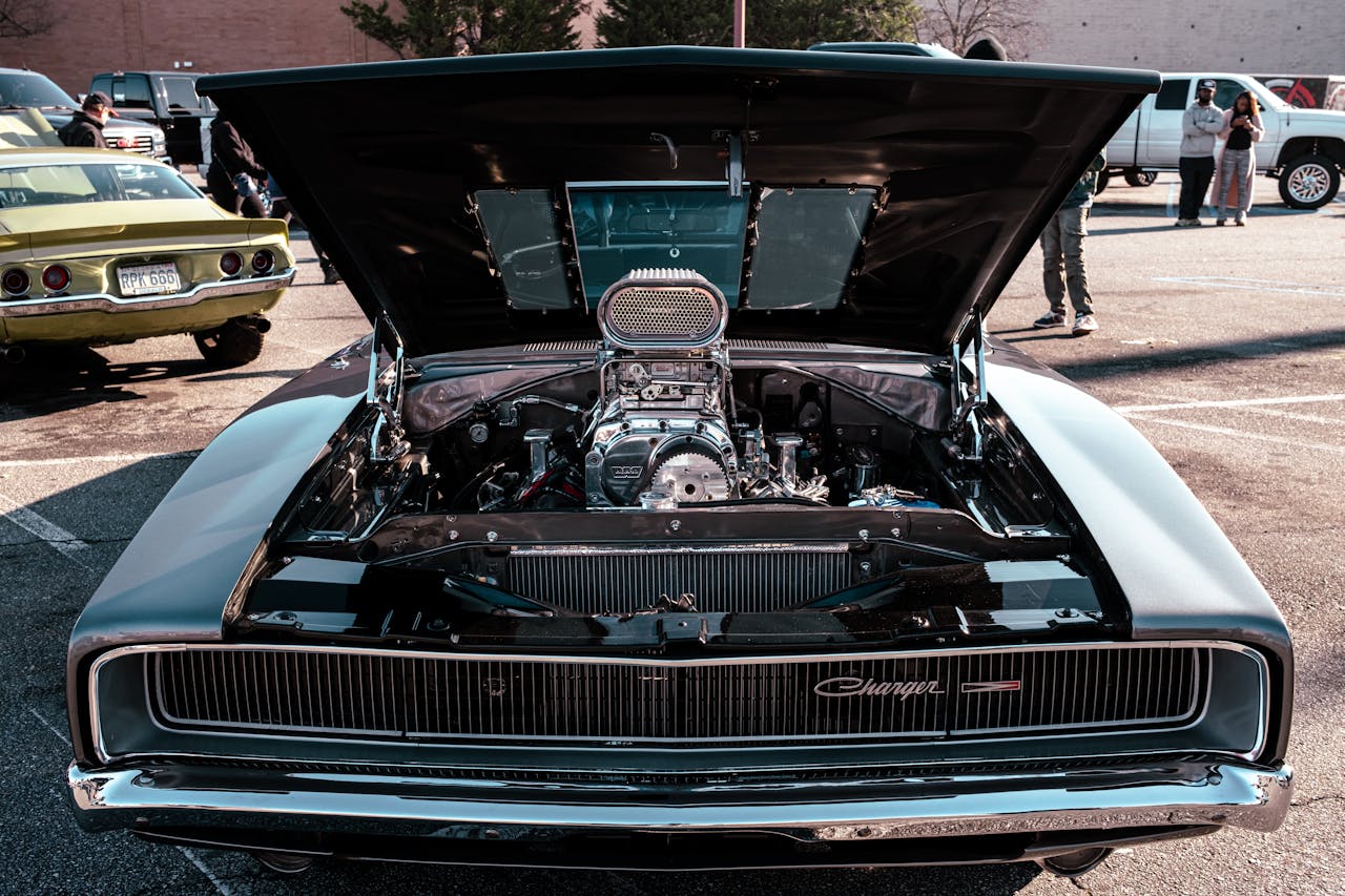 Ein Dodge Charger (Oldtimer) mit geöffneter Motorhaube