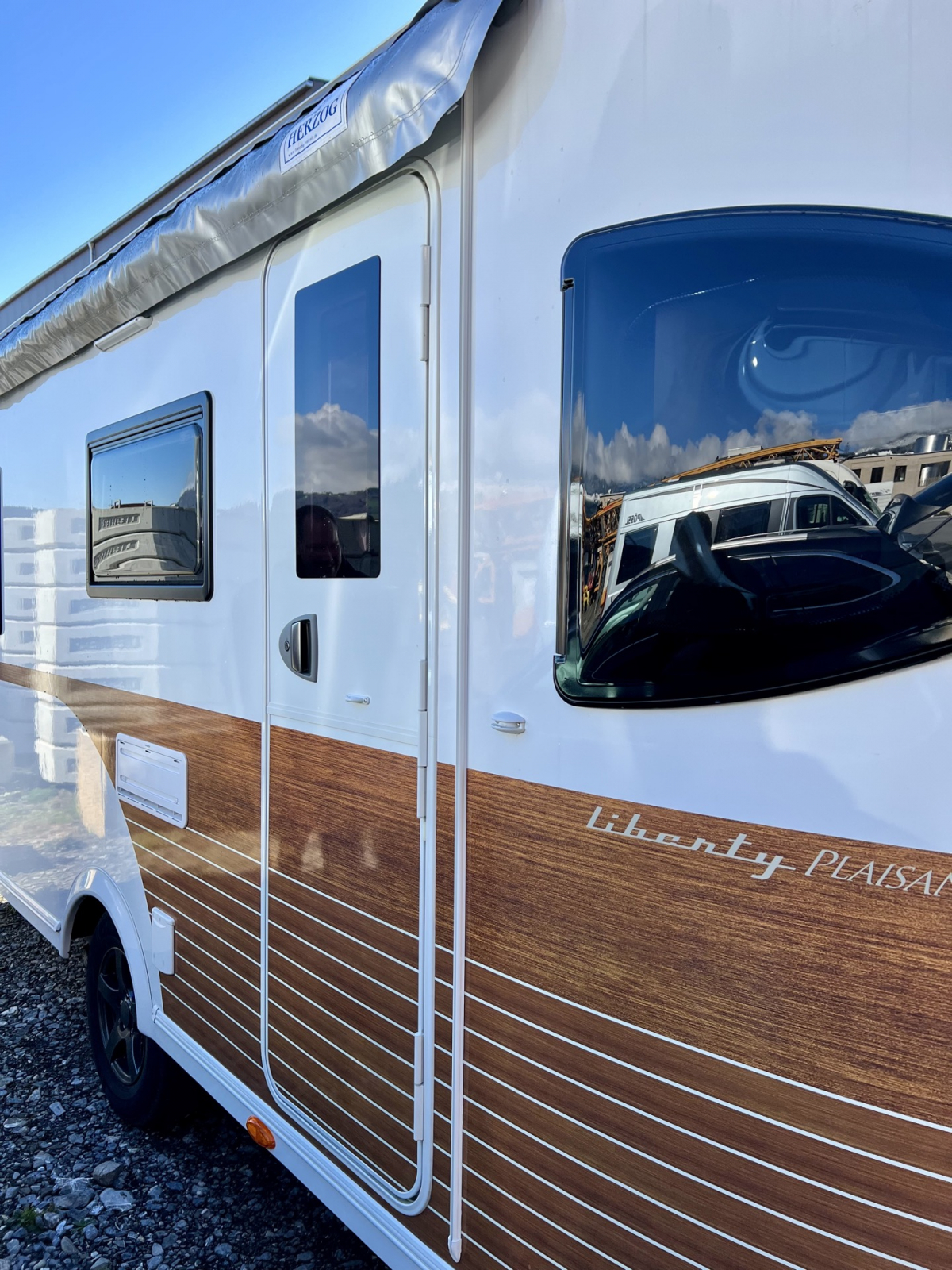 Neu angeklebte Kederleiste.