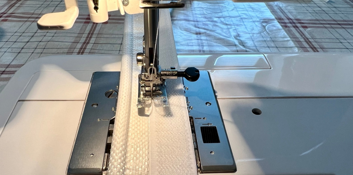 Das Kederband wird angenäht.