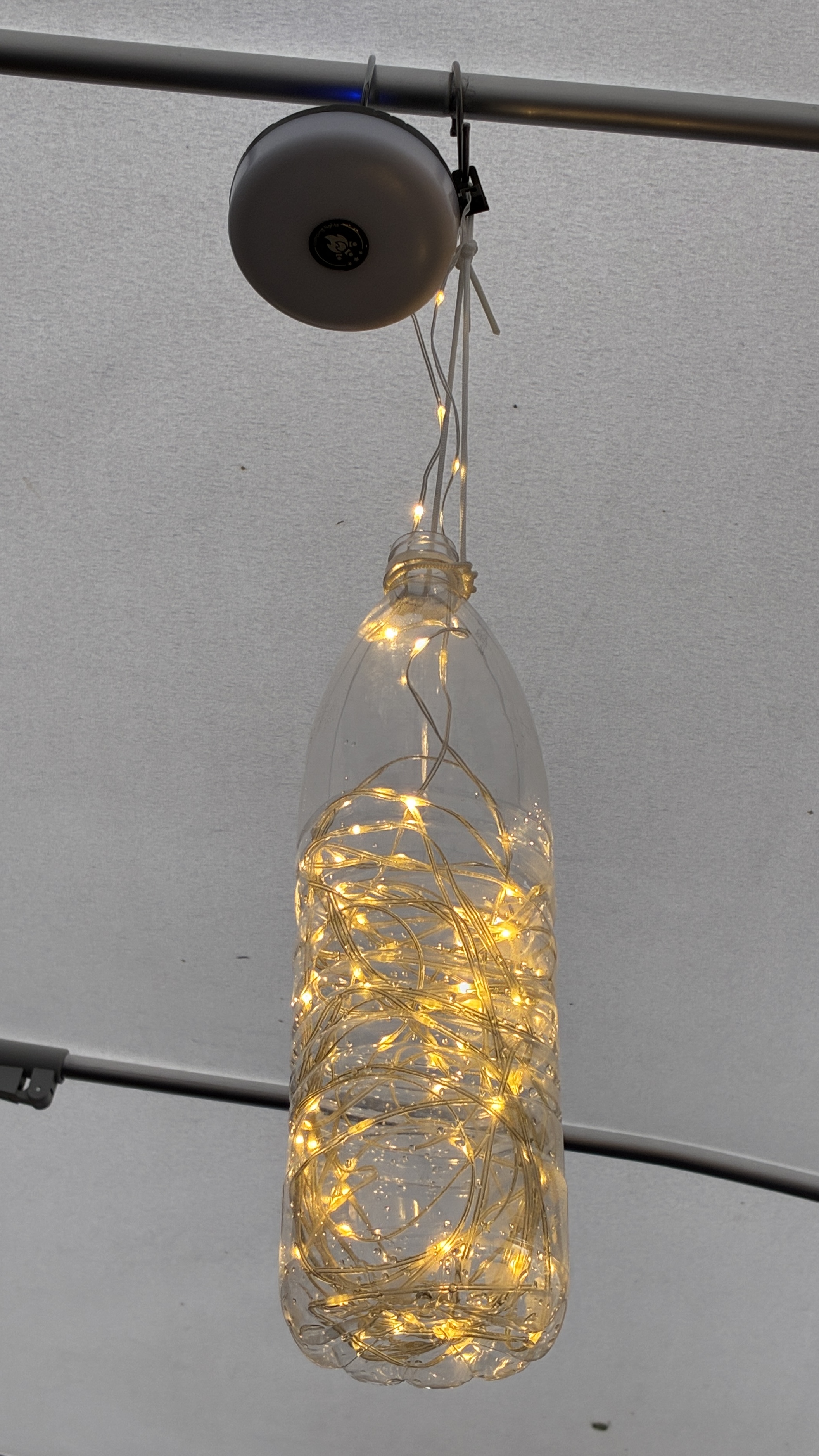 Man sieht meine Lampe (leere Wasserflasche mit Lichterkette drin)