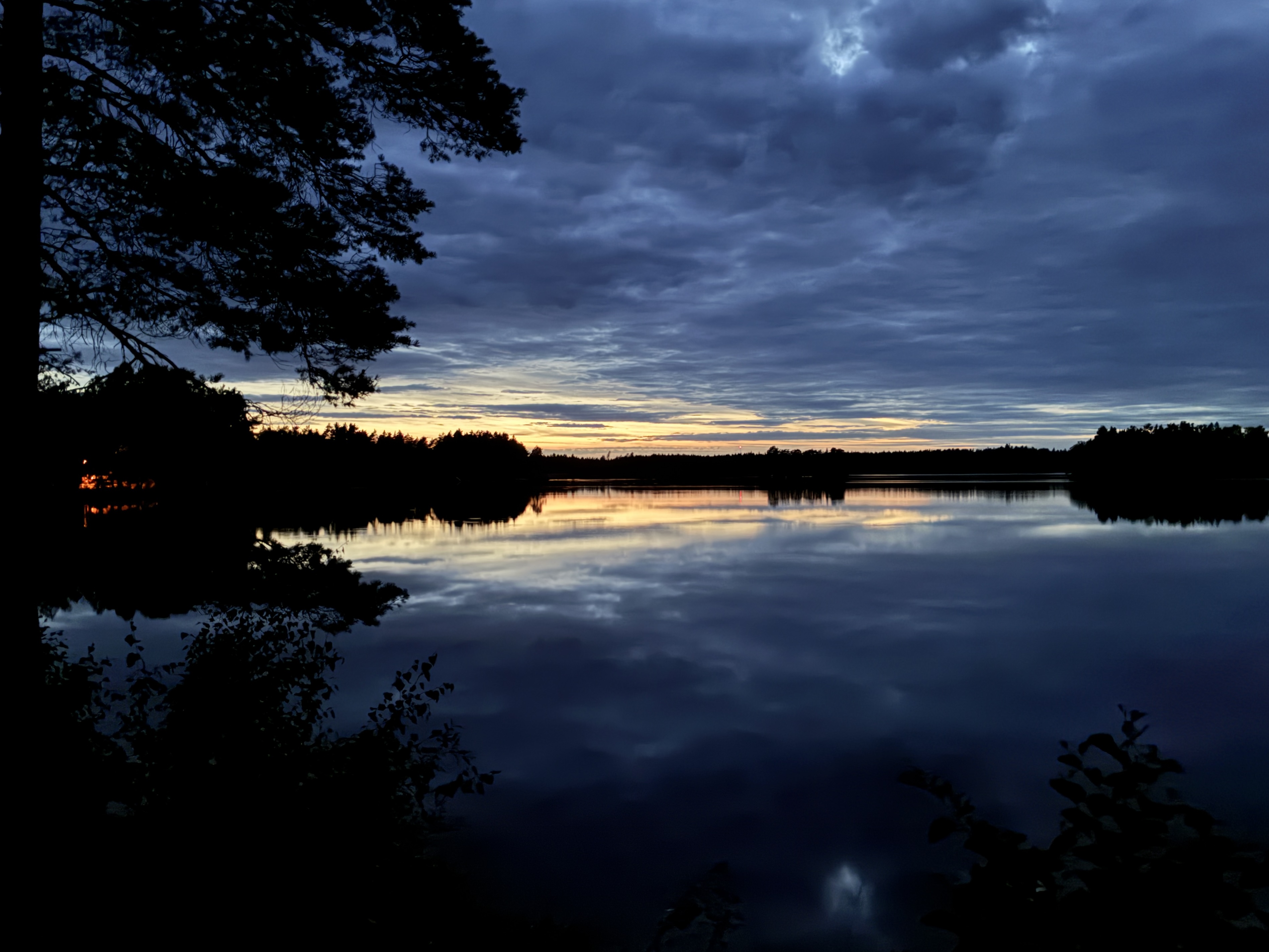 Nachts nach 10 Uhr in Schweden. Abendrot an einem See.