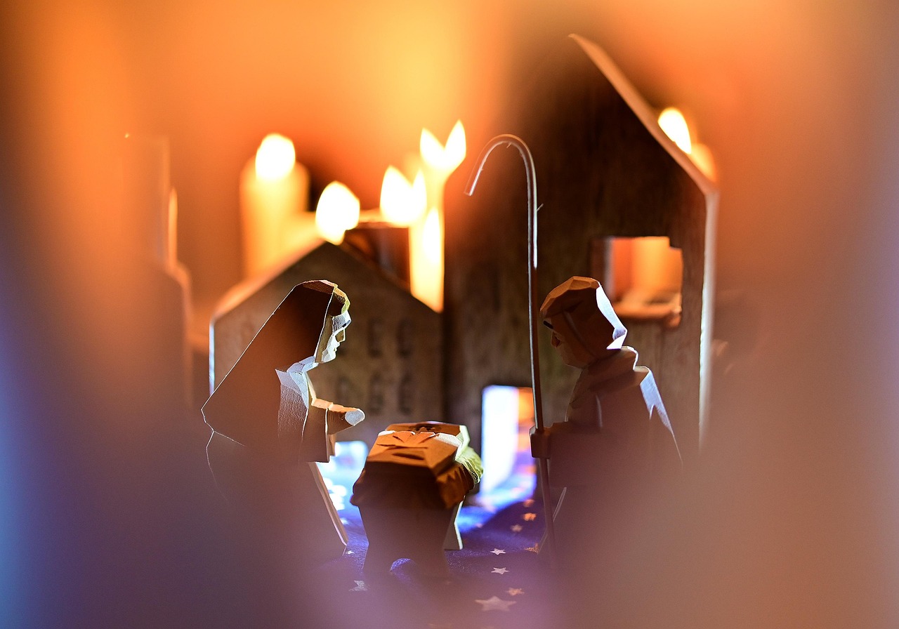 Man sieht in der Bildmitte Maria und Josef und eine Krippe, alles aus Holzfiguren dargestellt. Der äussere Teil des Bildes ist unscharf, so dass das Auge direkt zur Bildmitte gelenkt wird.